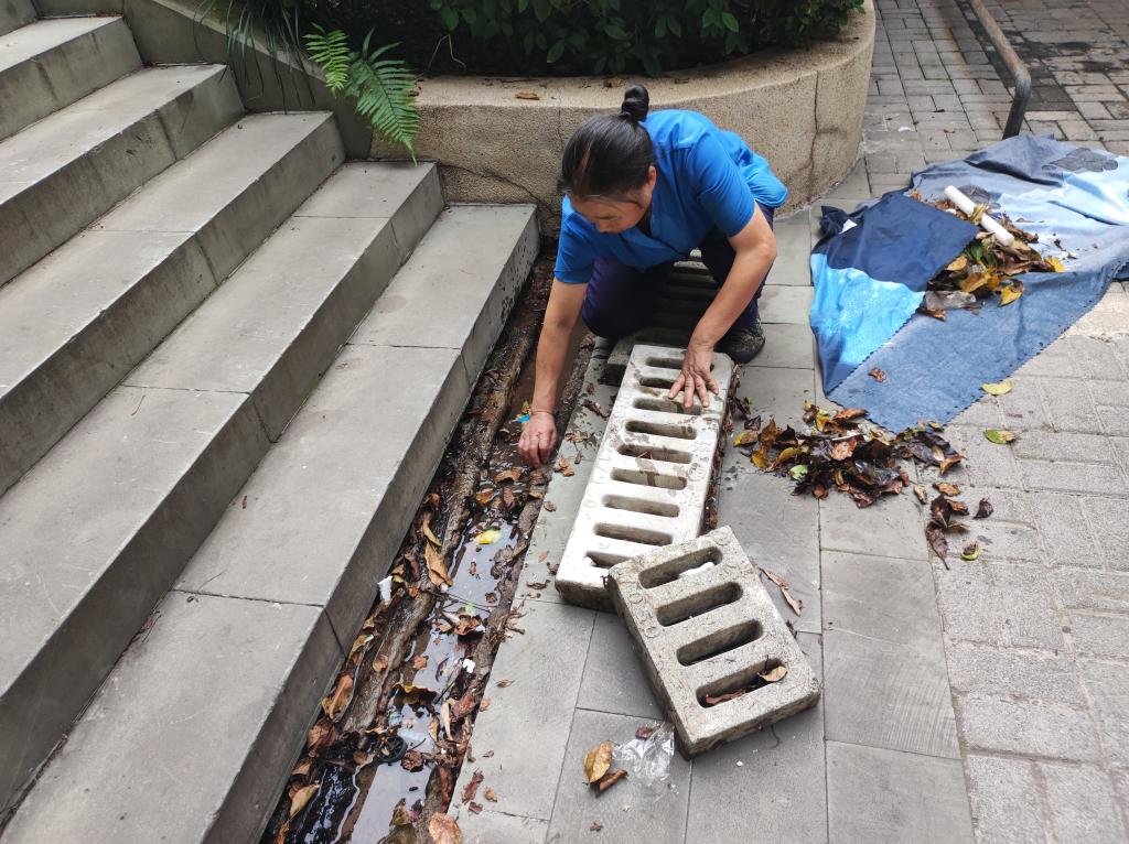 开展排水设施清掏工作.jpg 开展排水设施清掏工作.jpg