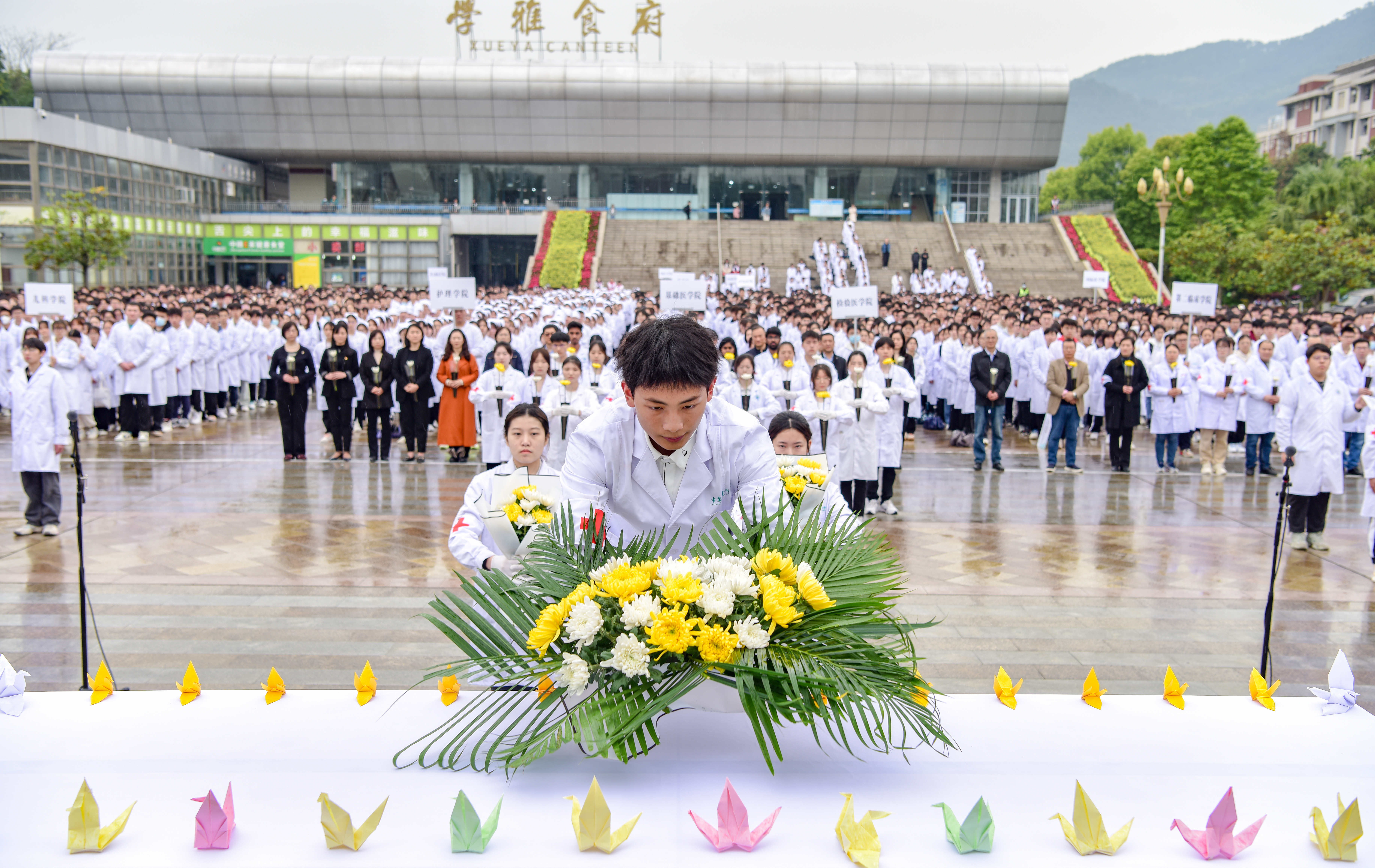 图2 举行清明祭拜仪式.jpg