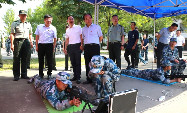 2观看学生射击训练_副本.jpg