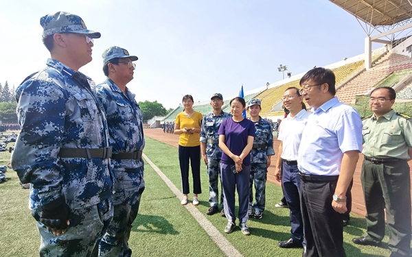 10看望慰问水建学院双胞胎新生_副本.jpg