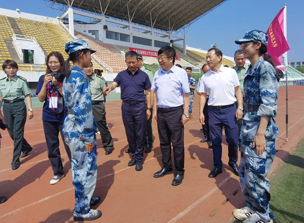 11看望慰问家乡遭受水灾的新生_副本.jpg