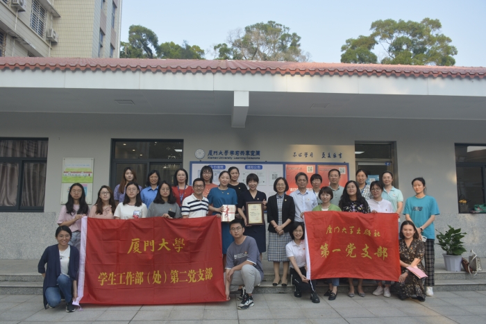 【党建引领】图二 教师党支部在学生社区共建党建图书角，开展师生读书交流活动