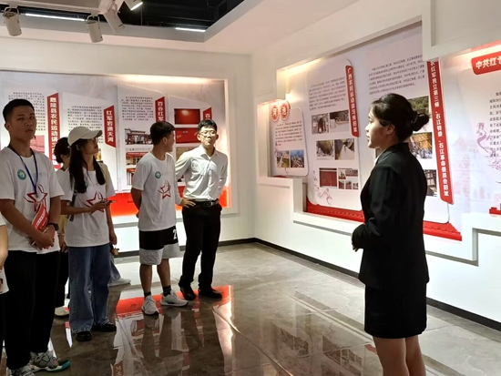 参观红色文化旅游资源展示中心.png