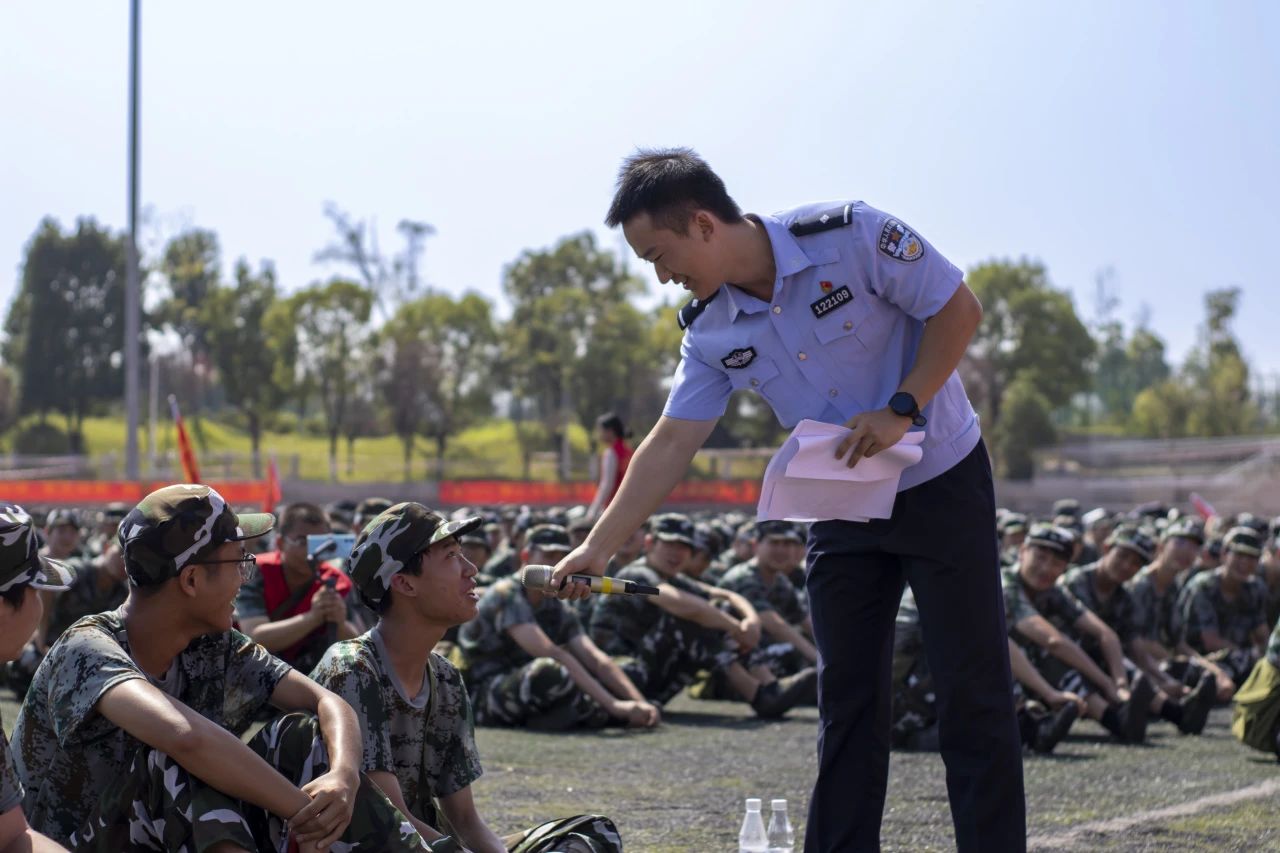 渝北区龙兴派出所警官聂胜臻作防诈反诈宣讲.jpg