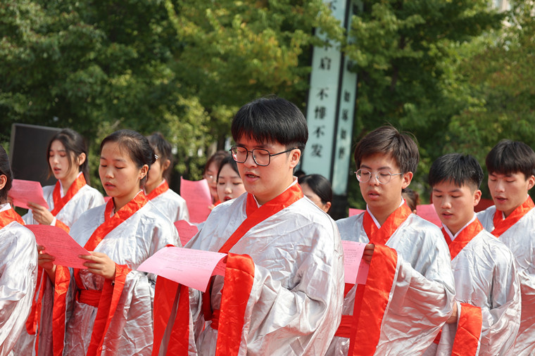 学生们手捧经典，齐声诵读