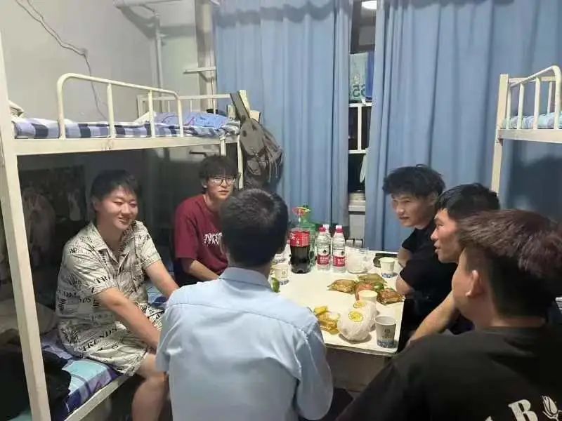 健康学院党总支副书记走进学生宿舍与学生倾心座谈