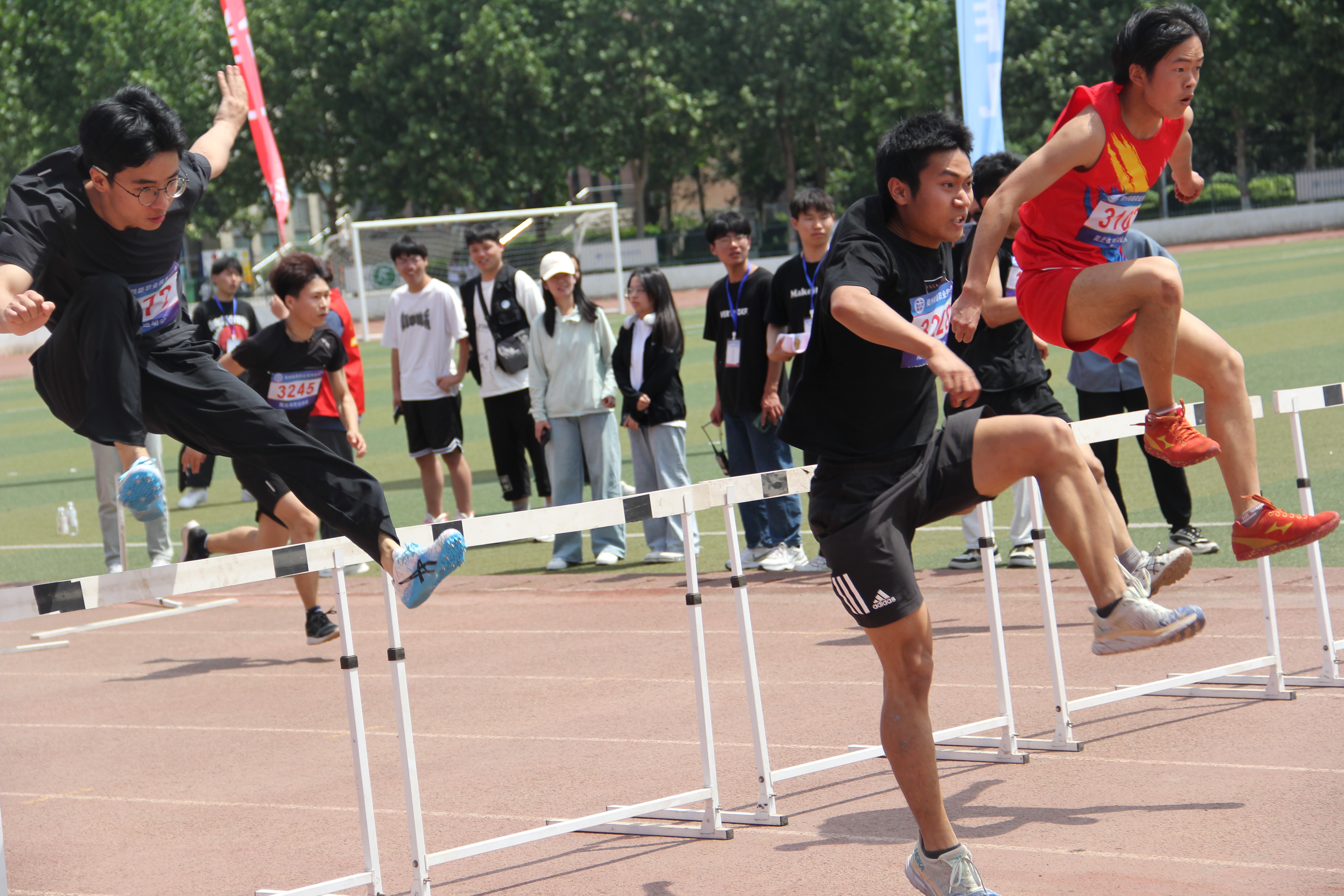 4.运动会—男子跨栏第三名蔡博文.jpg