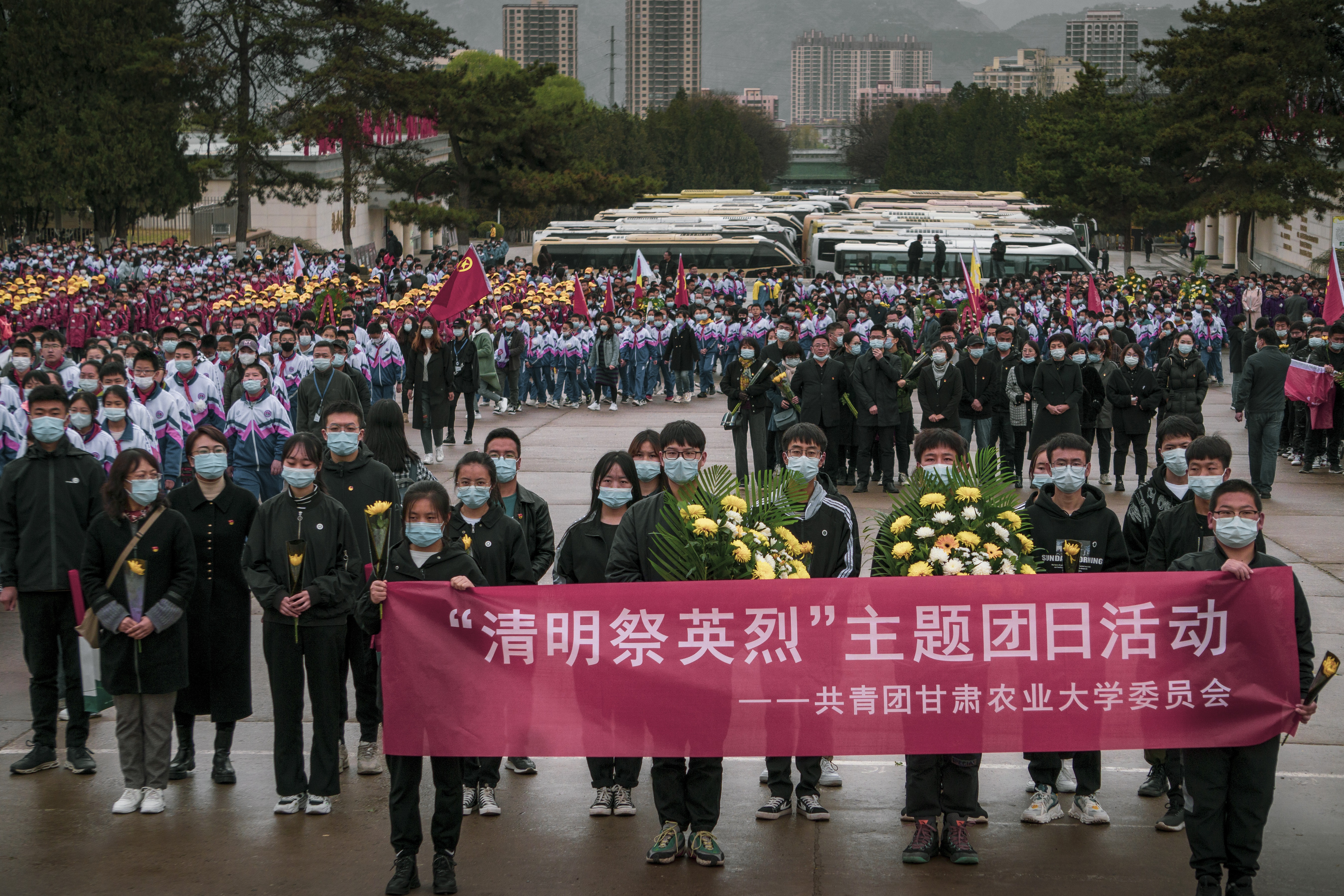 二、1-2共青团组织学生骨干参加“清明祭英烈”主题团日活动2.jpg