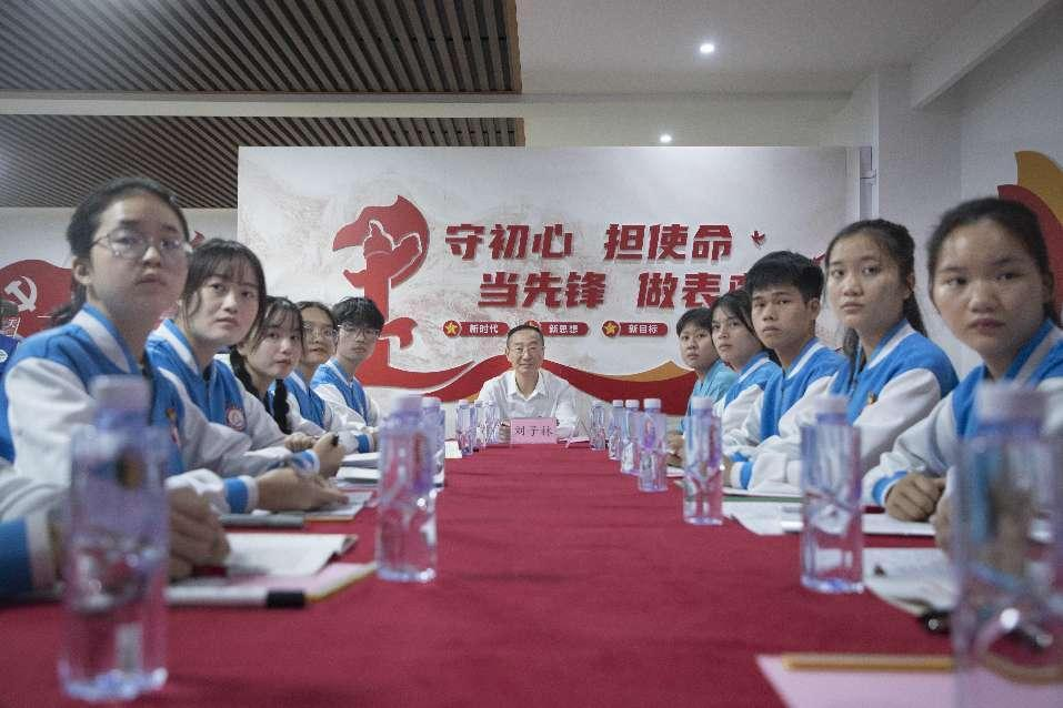 学习动态：学校党委书记刘子林深入“一站式”学生社区辅导学习党的二十大报告.png