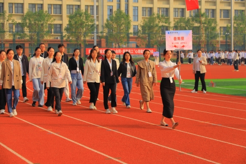 来自各书院社区的裁判员代表入场