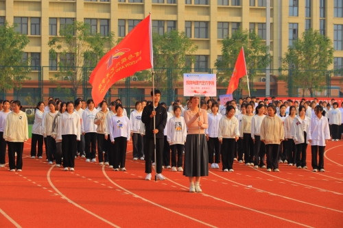 艺馨书院--教育与现代艺术学院学生代表队入场