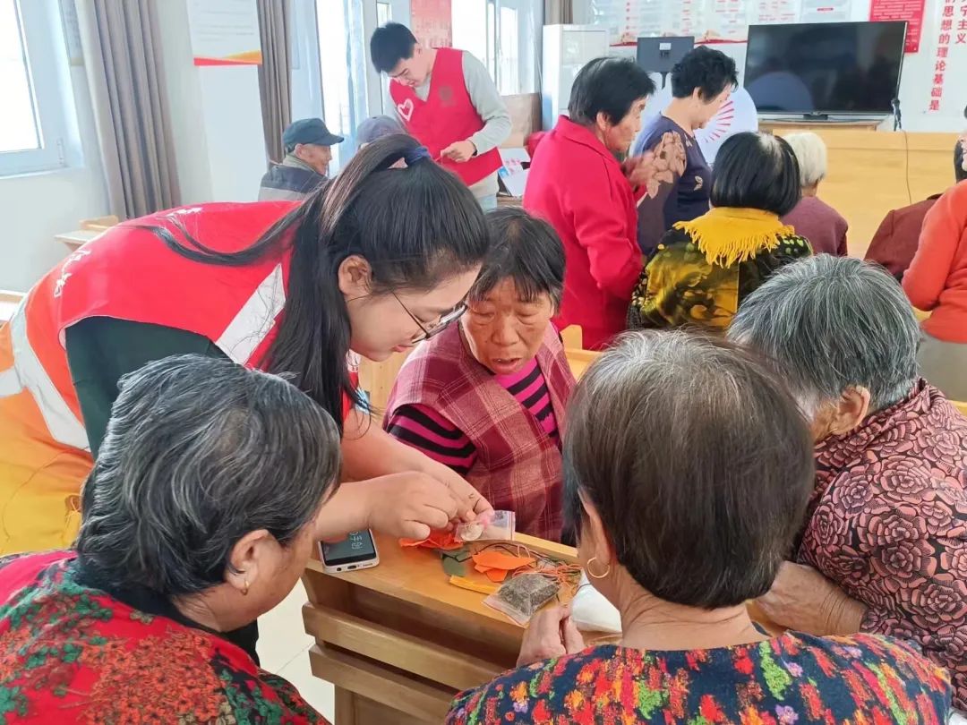 10月23日，艺术与传媒学院学生志愿者在北宅街道带领老人做手工。.jpg