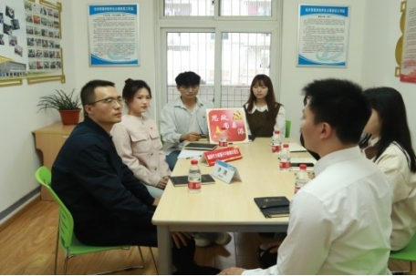 李凯老师与学生交流情境.jpg
