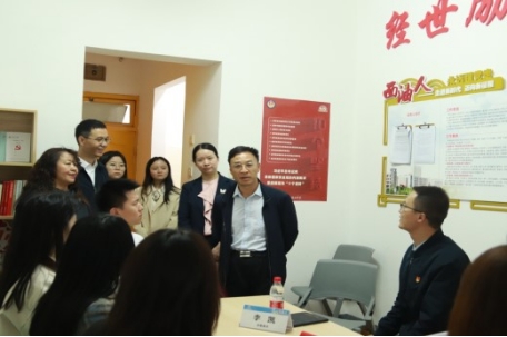 张烈辉书记和李凯老师与学生交流场景.jpg