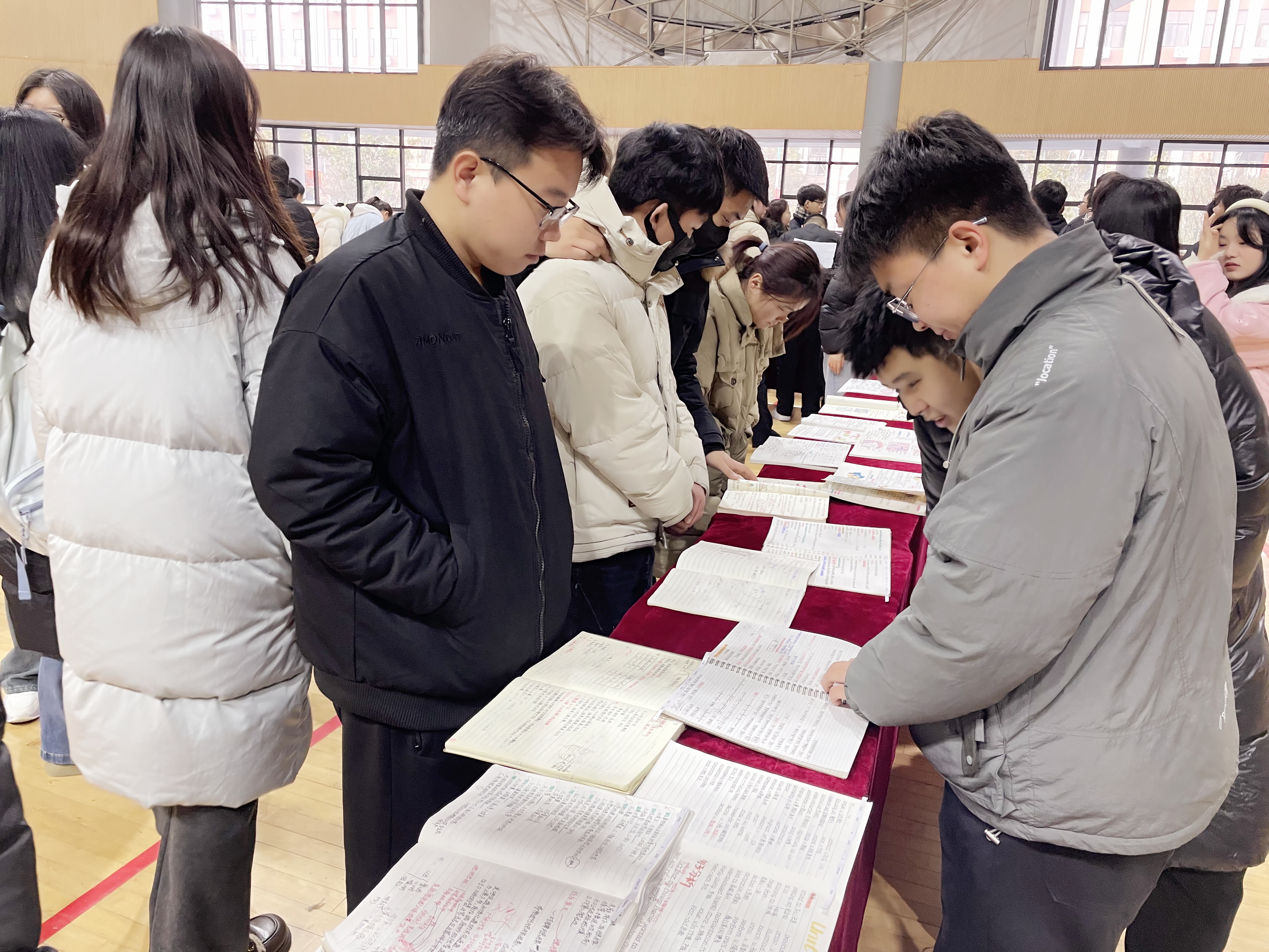 学生翻阅1.jpg
