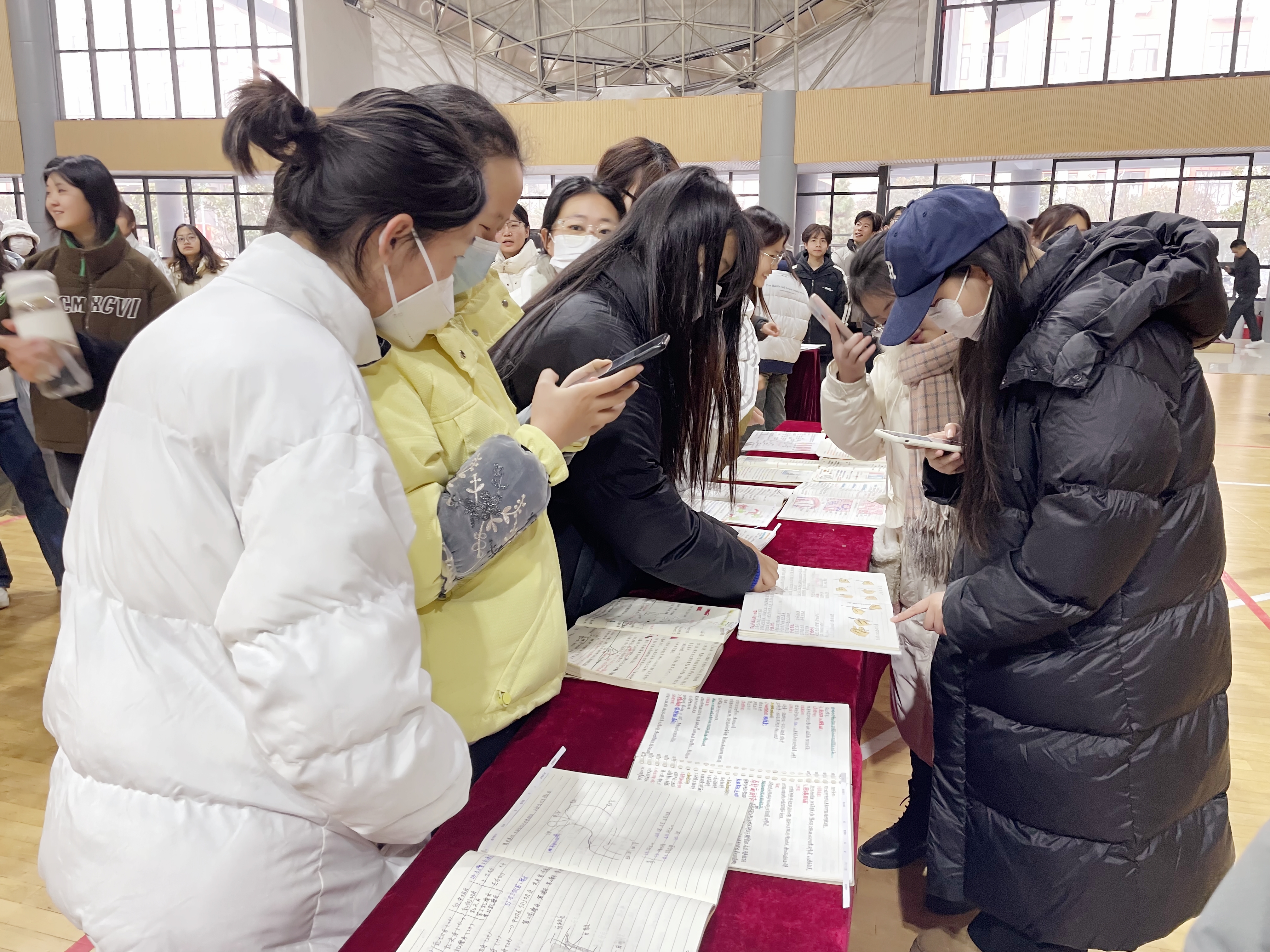 学生翻阅2.jpg