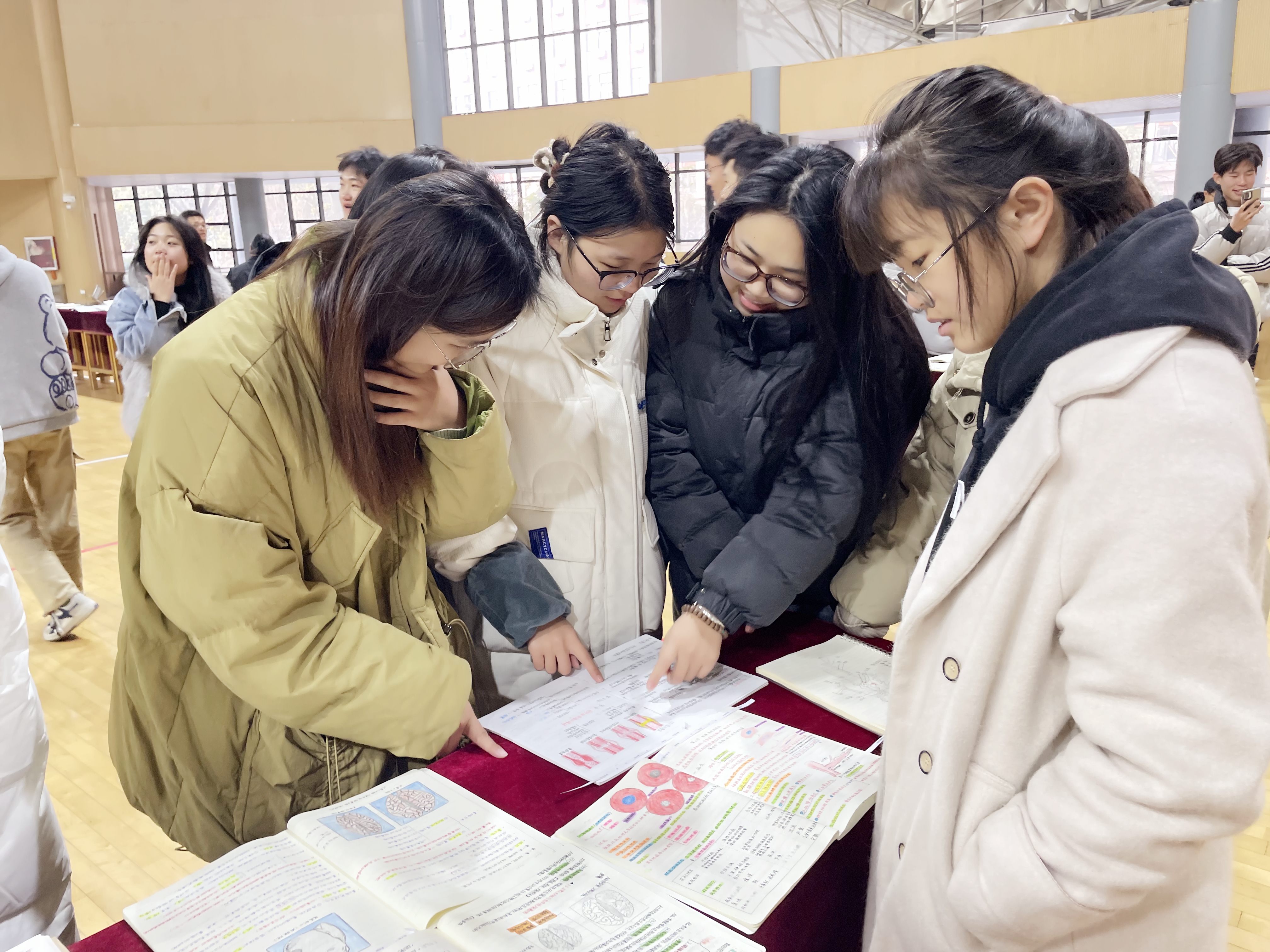 学生翻阅3.jpg