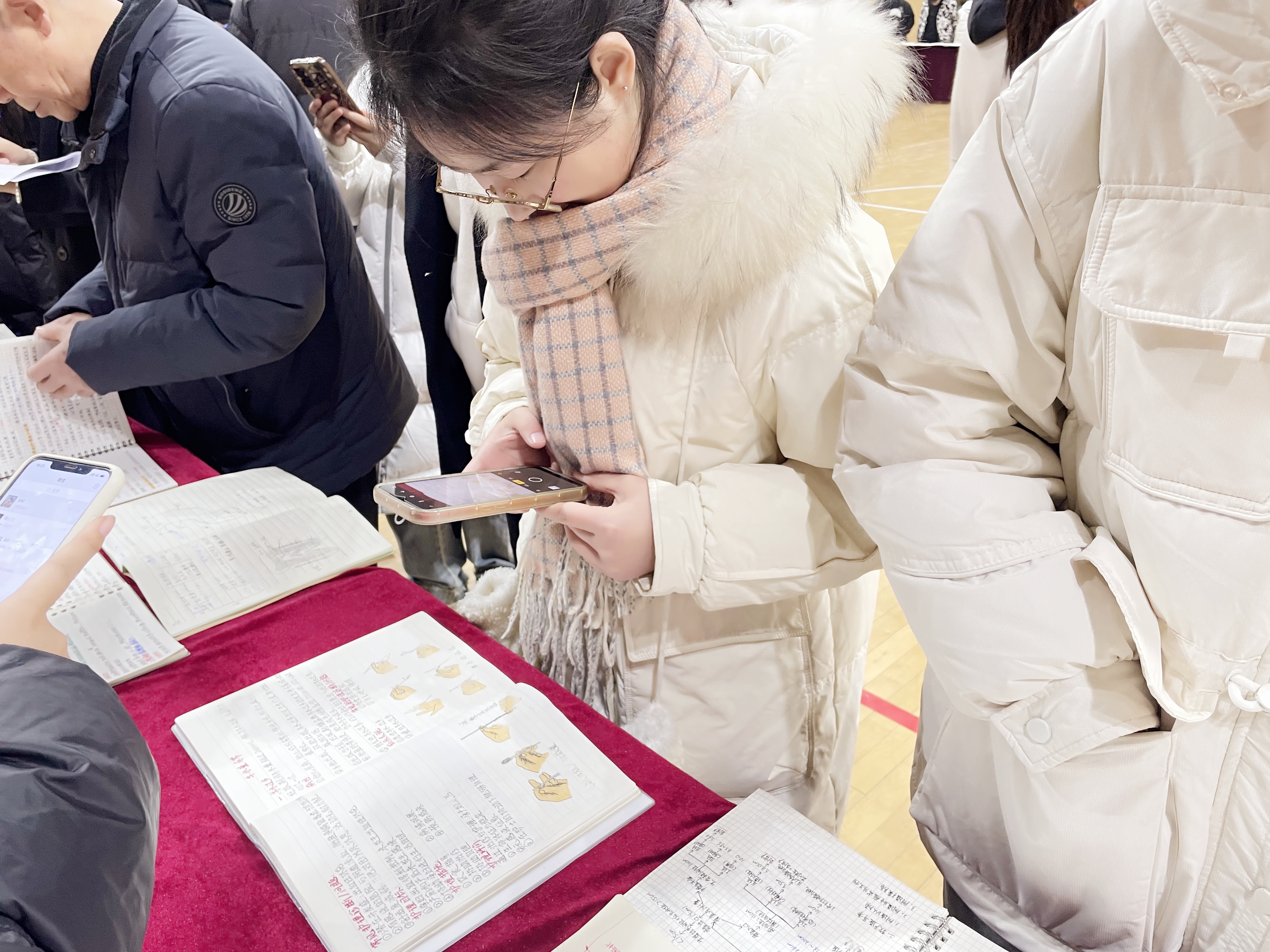 学生翻阅4.jpg
