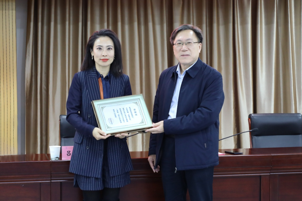 吕涛校长为麦家荣律师行颁发感谢状,研学团团长张玉成代表带队老师