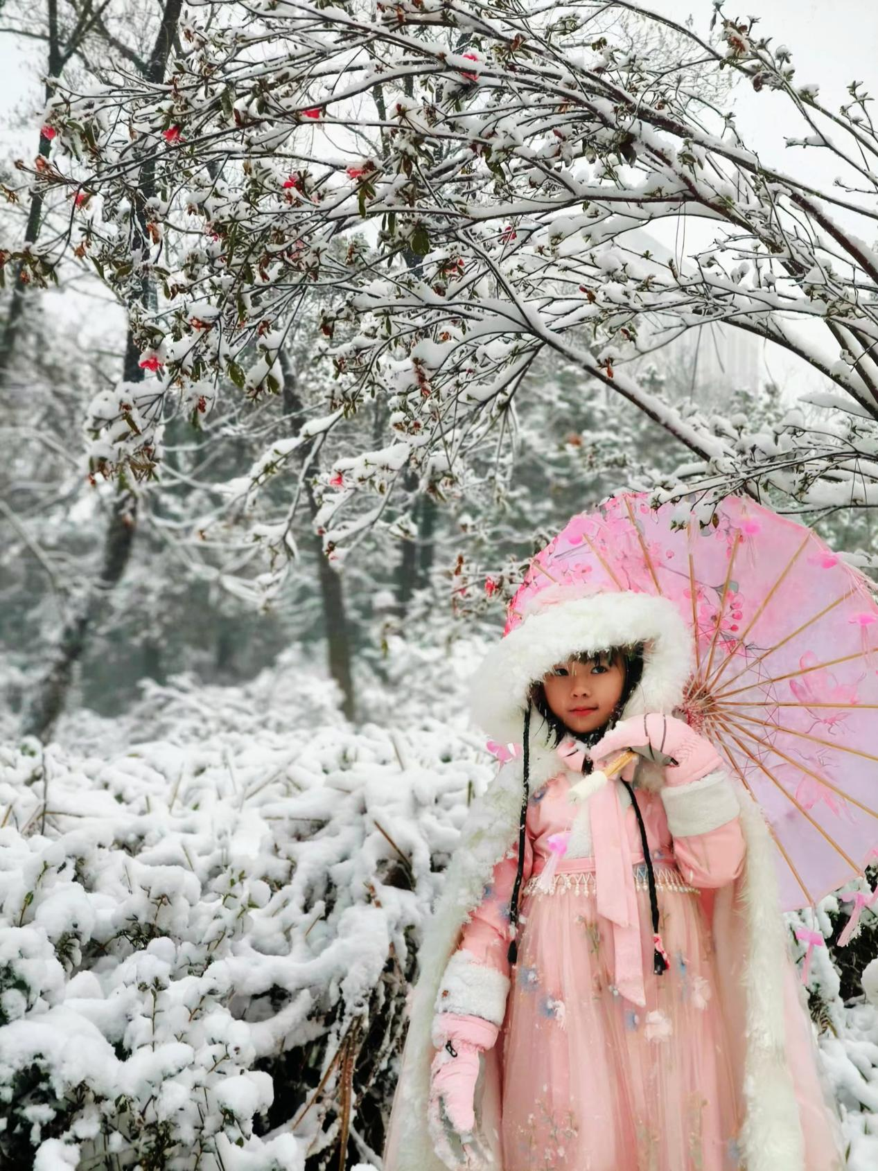 图为学生与雪景的照片。