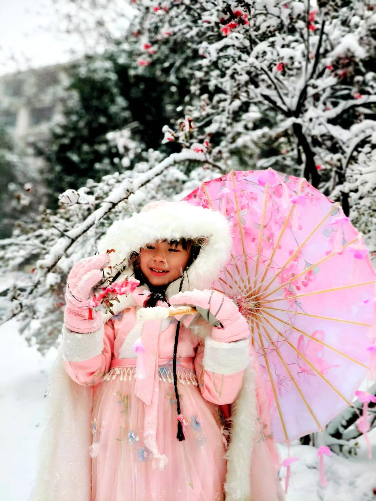 图为学生与雪景的照片。