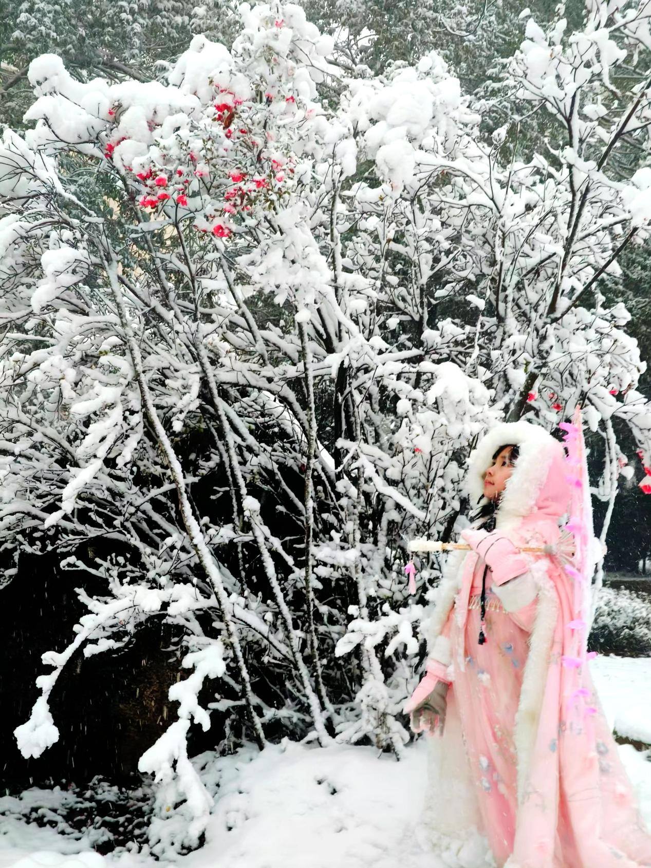 图为学生与雪景的照片。