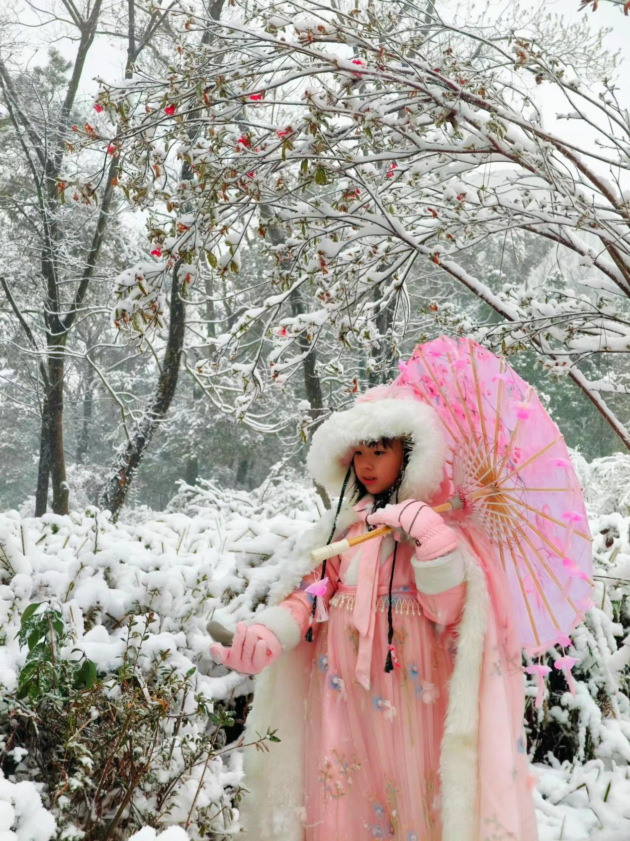 图为学生与雪景的照片。