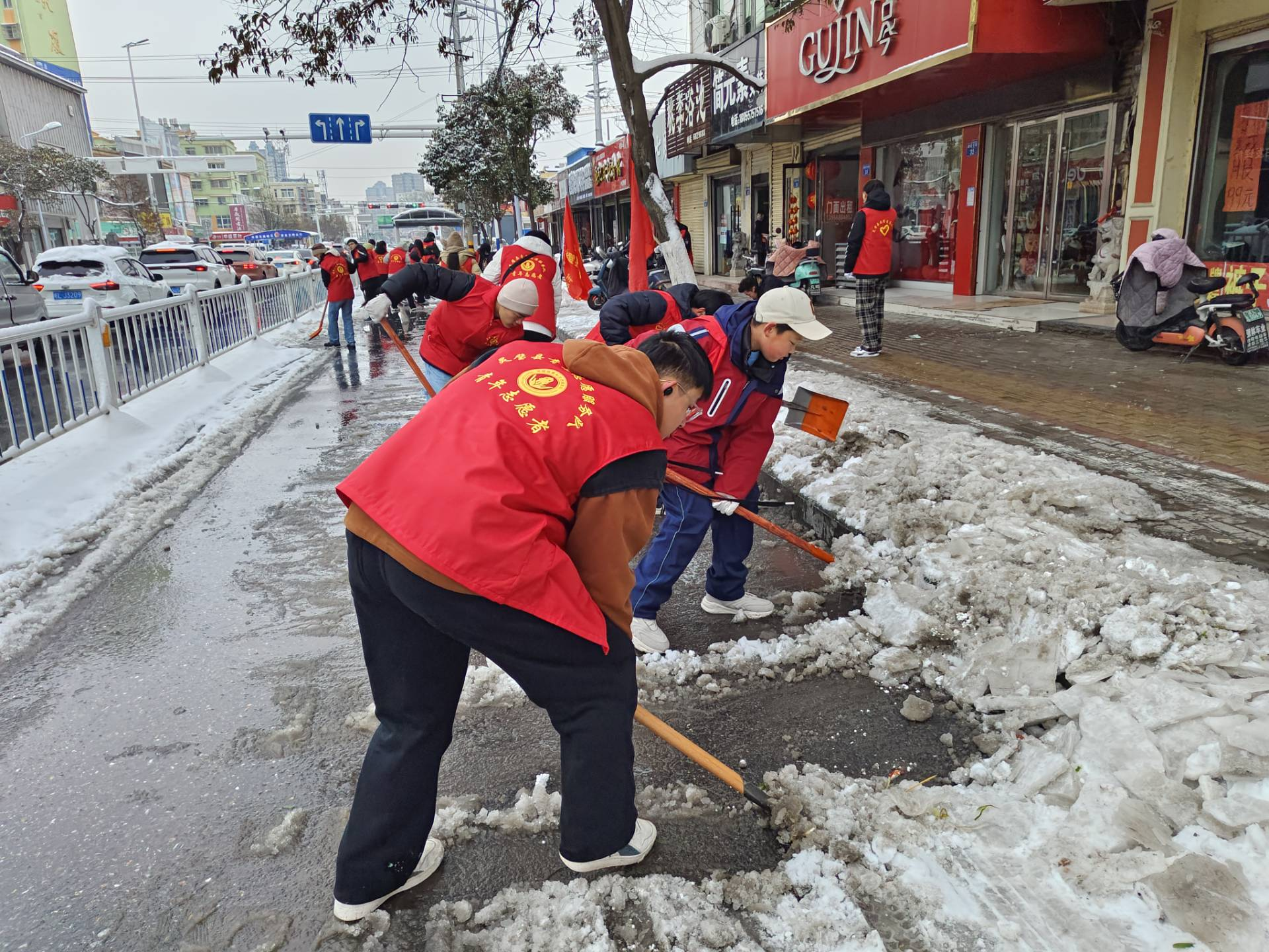 学生闻令而动,积极响应地方号召,投身乡村,社区,公共道路的积雪清扫和