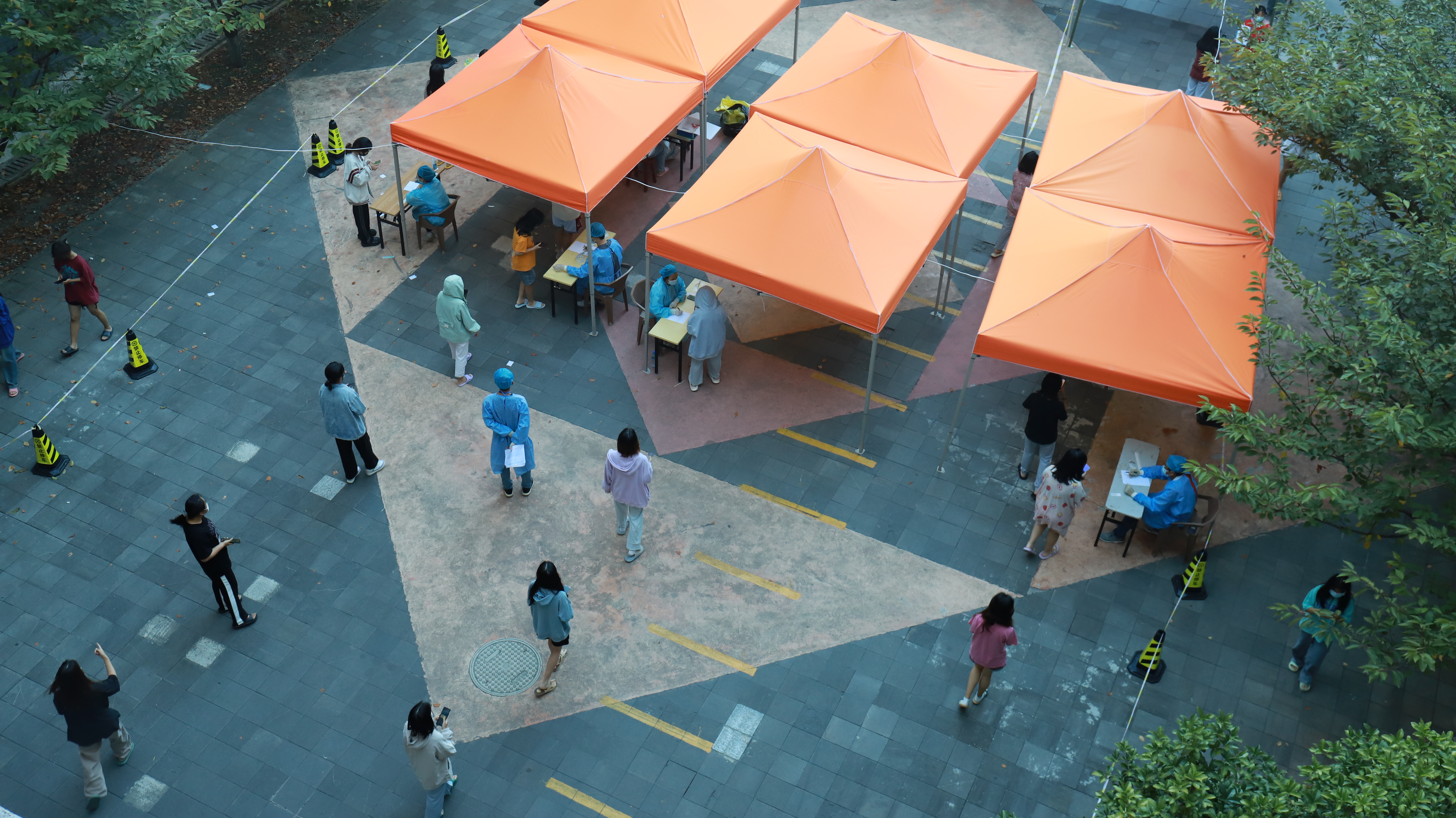 贵州医科大学“一站式”学生社区开展核酸检测.JPG