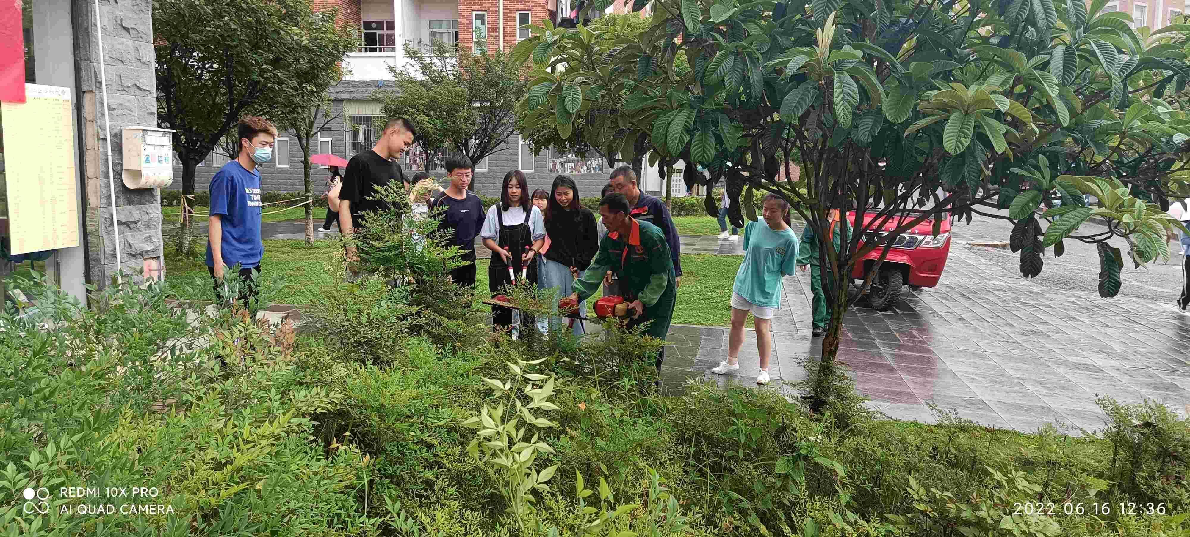 贵州医科大学“一站式”学生社区组织开展园艺修建劳动教育主题活动.png