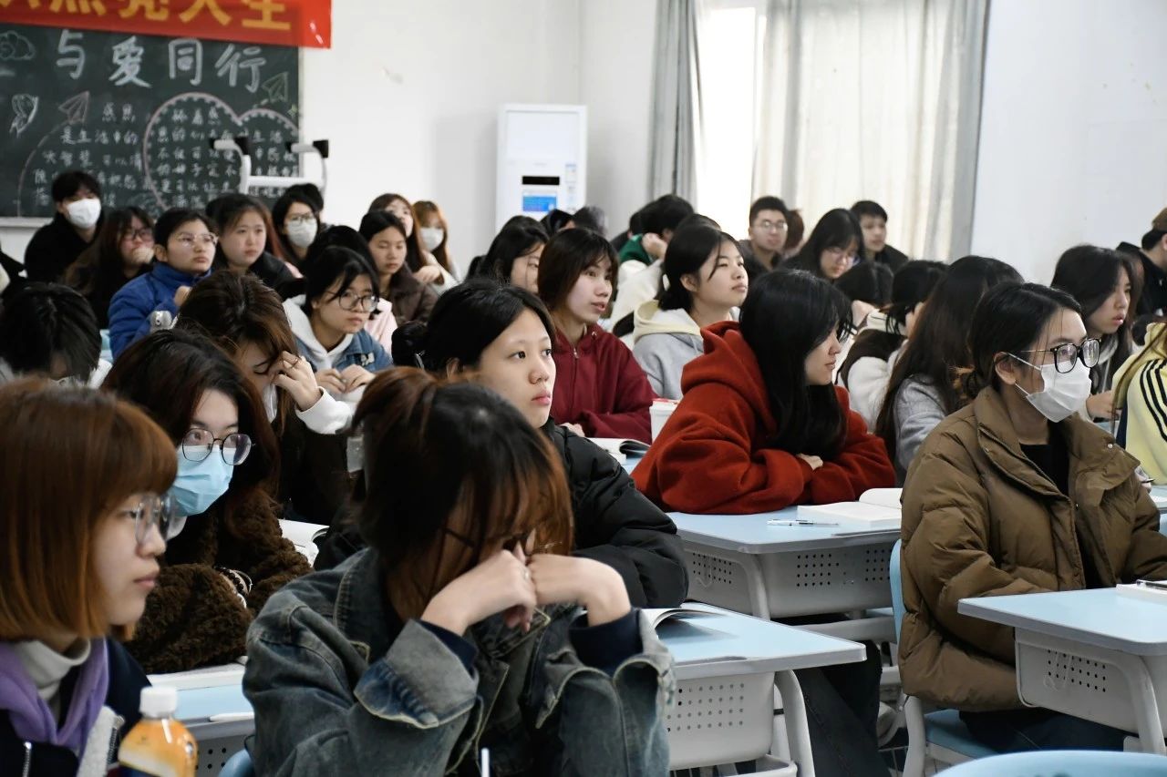 学生学习热情饱满