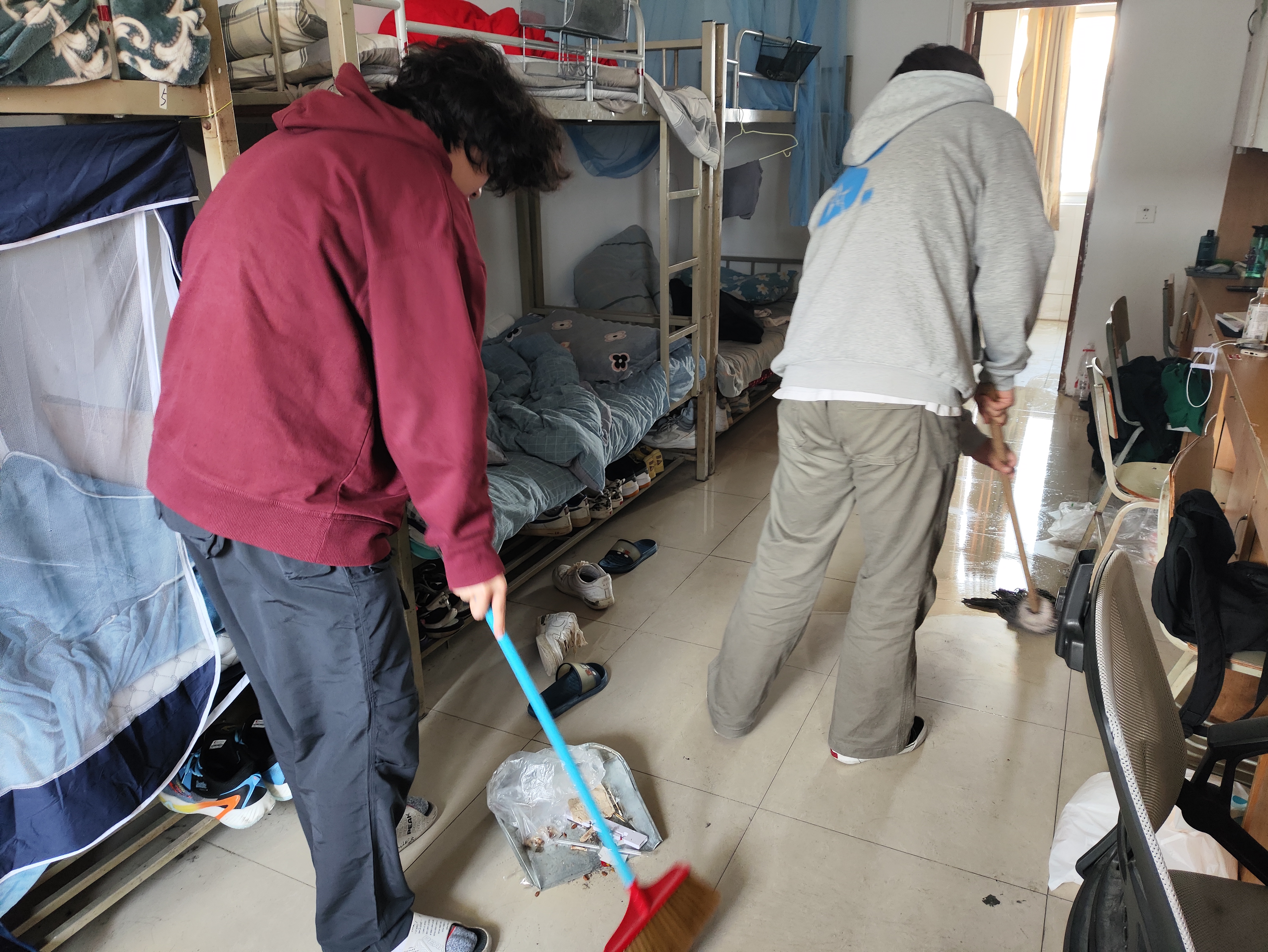 紫薇社区经济管理学院开展宿舍卫生大扫除及安全隐患排查活动