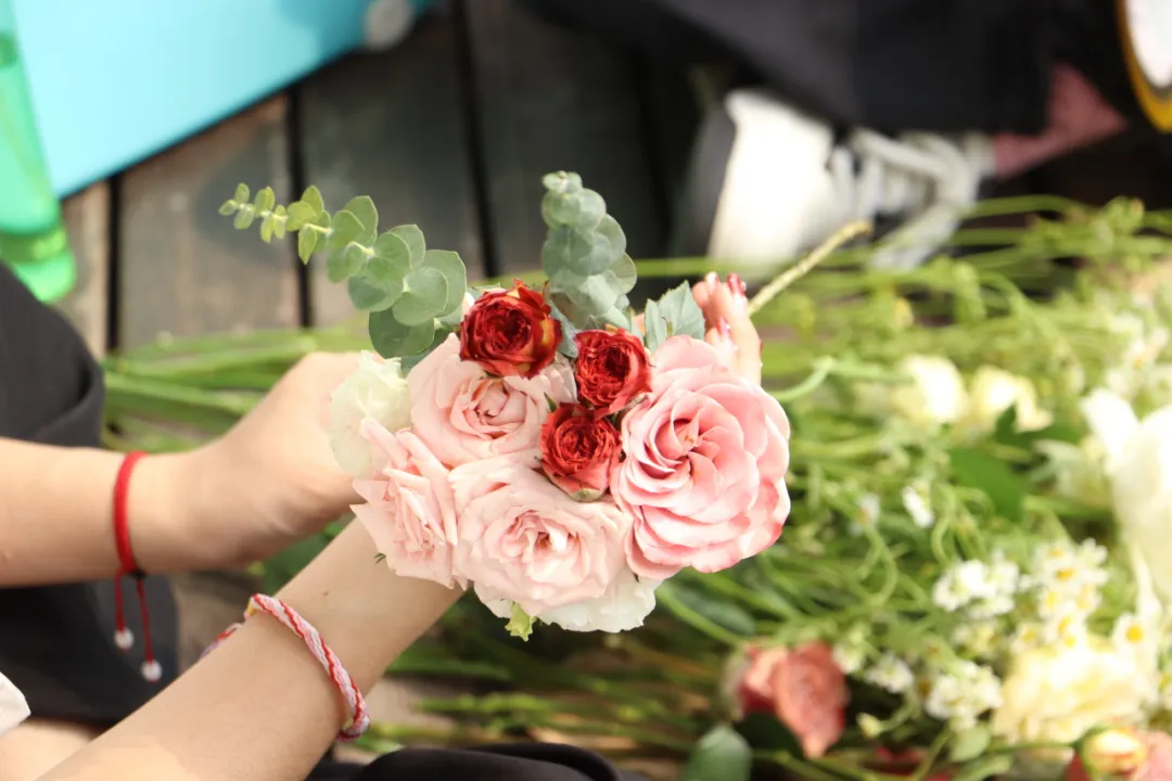 百花社：以花为礼，精致裁剪，花材搭配，花束包装，美观配色，使花之美愈加独特。