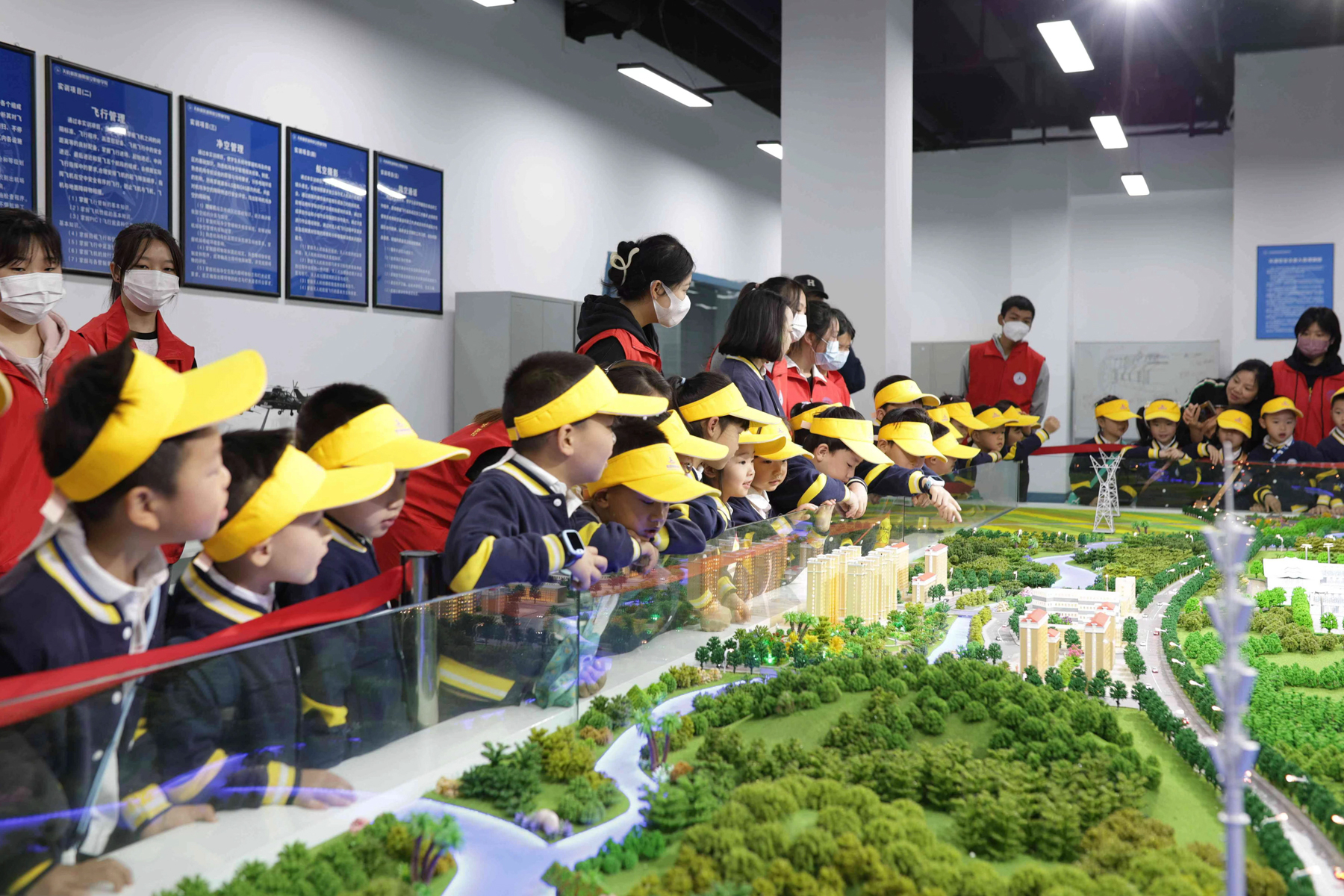 贝德玛幼儿园170余名大(中)班小朋友到我校参加一日研学活动