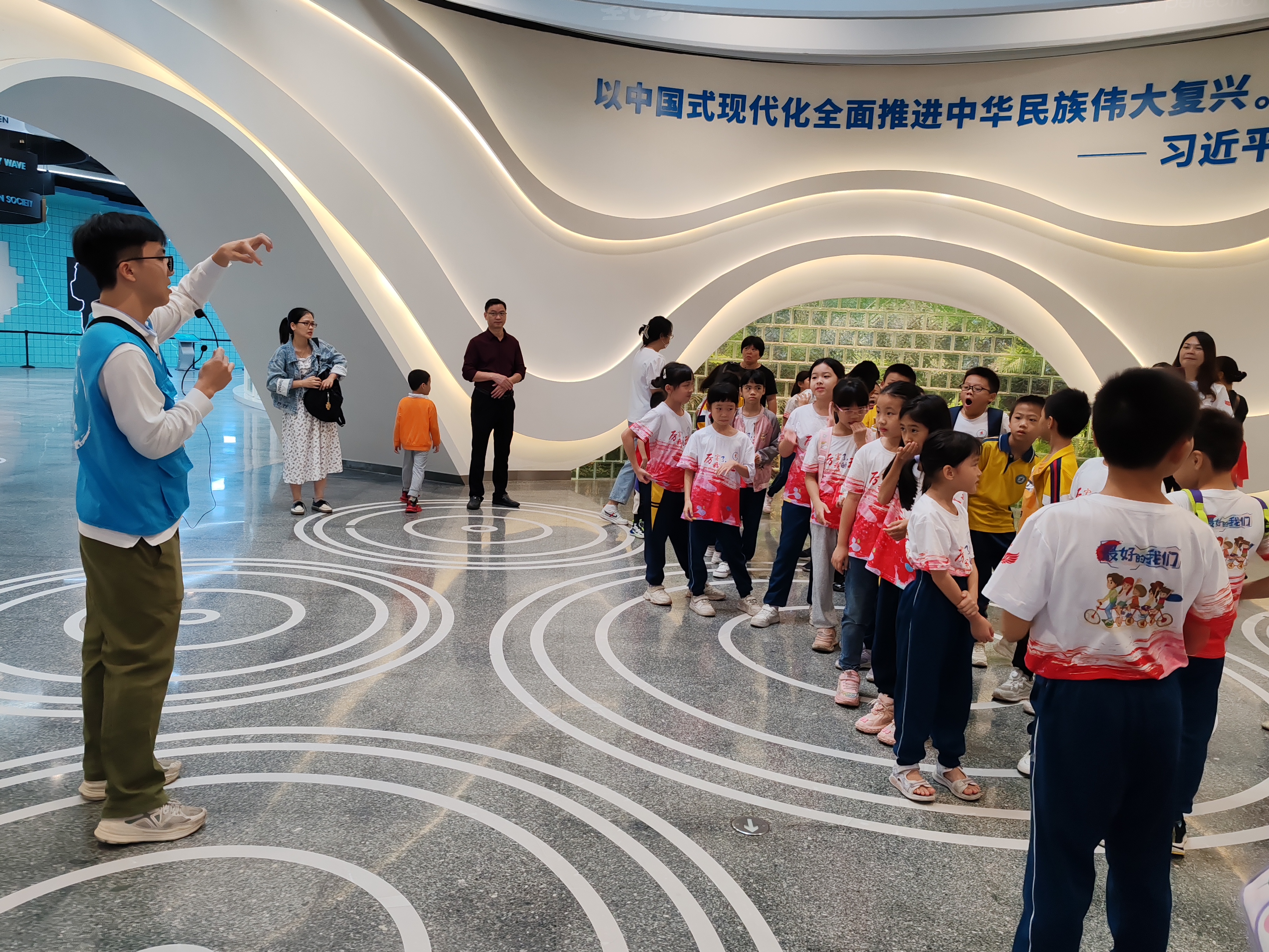 氢能志愿者讲师给本地小学生讲解氢能馆情况