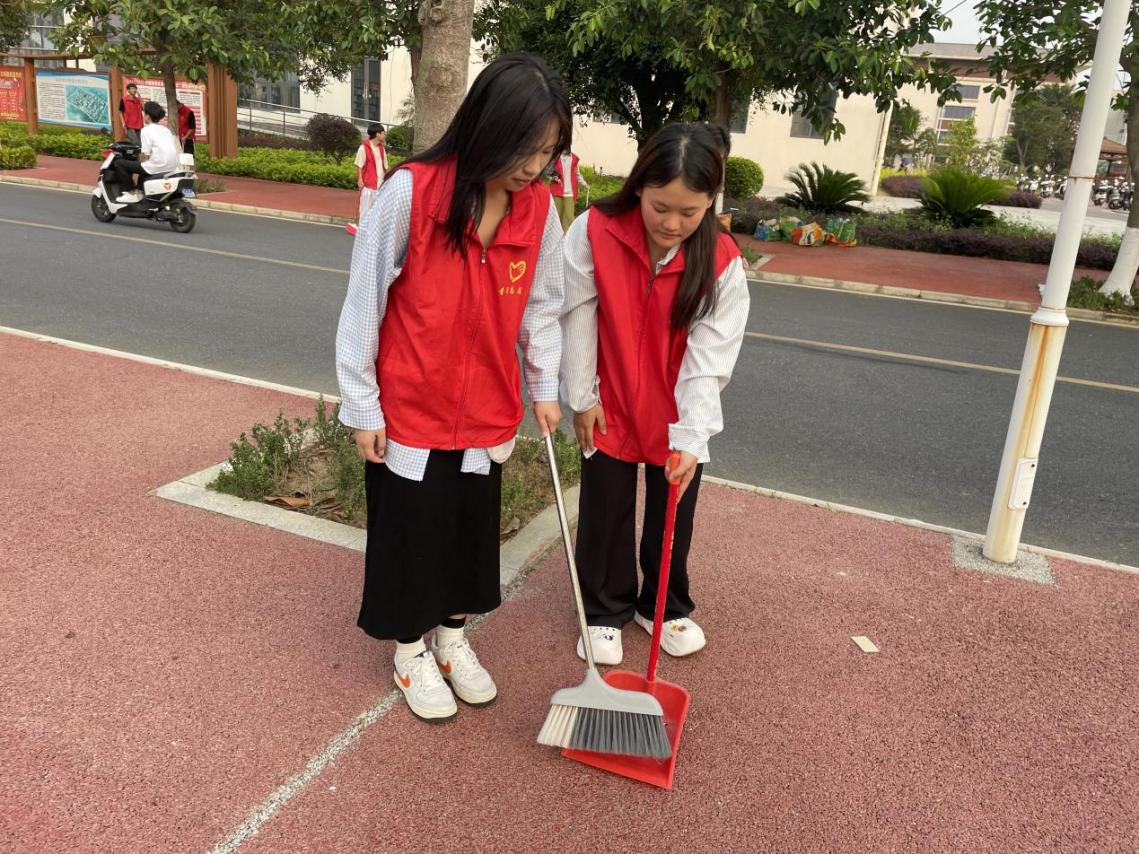 （图为学生会干部和志愿者对校园各个角落进行清扫）.png