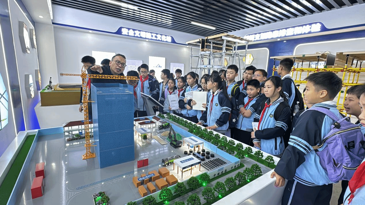 皂角小学孩子们在我校建筑安全体验馆学习建筑新技术4.png