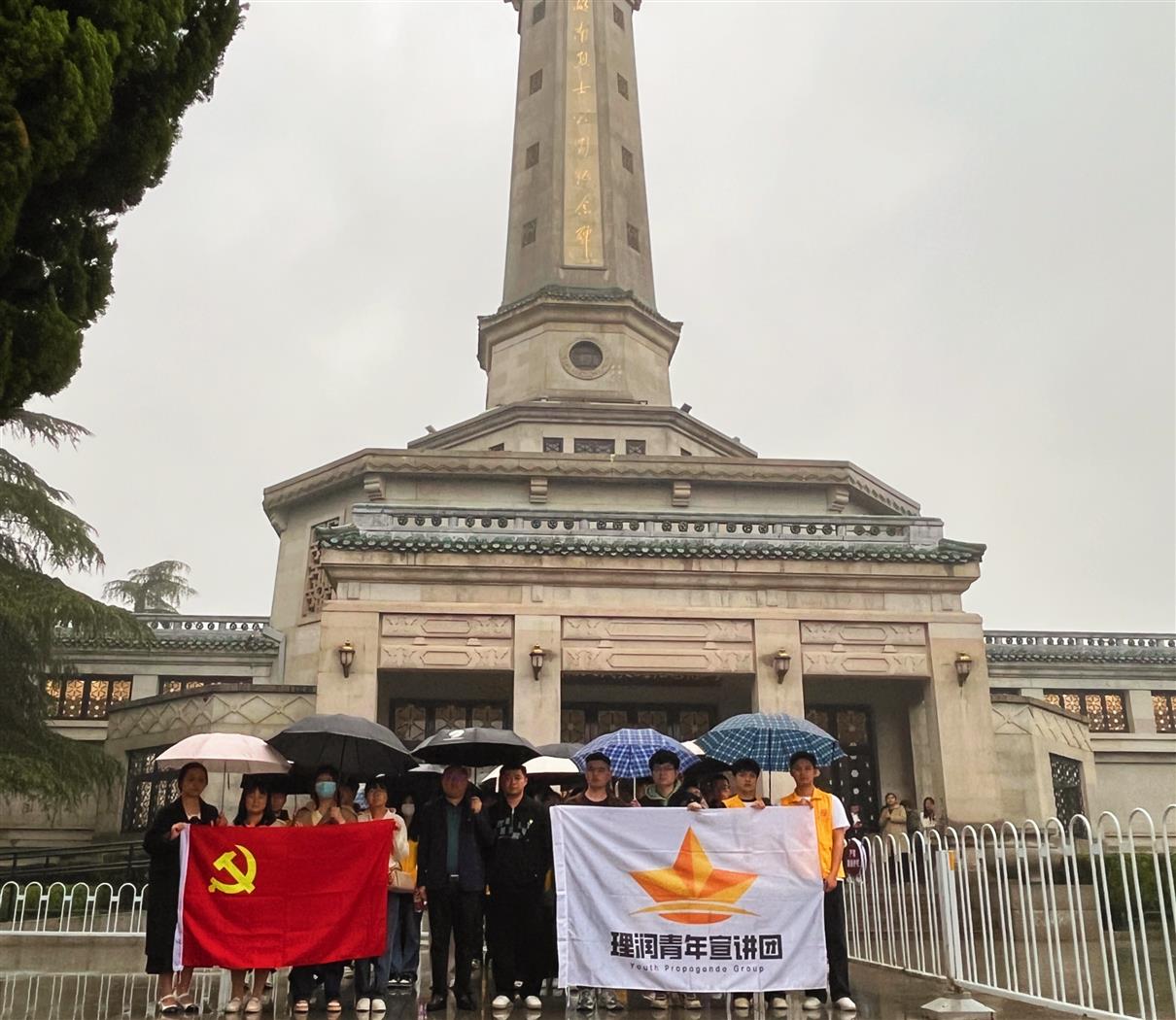 花寄哀思，春缅英魂：建筑工程学院学生管理党支部在烈士陵园开展主题党日活动4.jpg