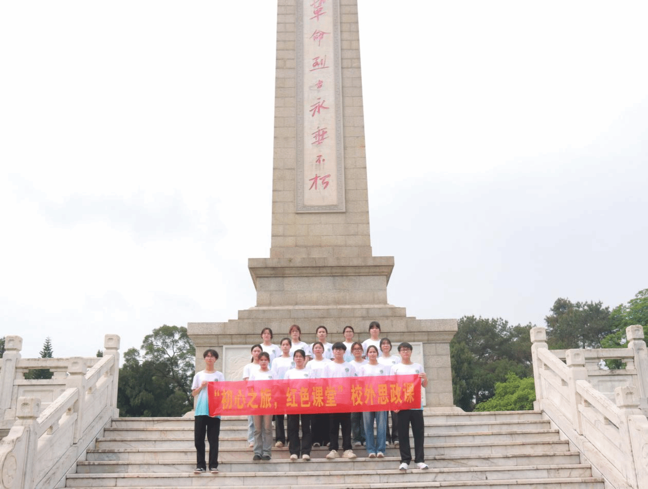 管理工程学院团总支·学生会打卡广西学生抗日烈士纪念碑.png