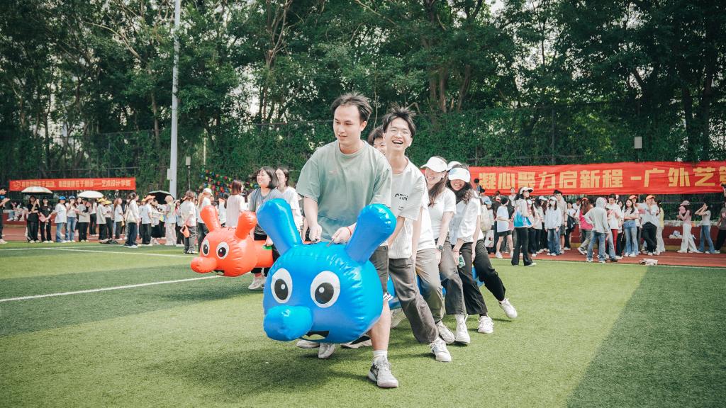 图:同学们积极参加拓展活动1