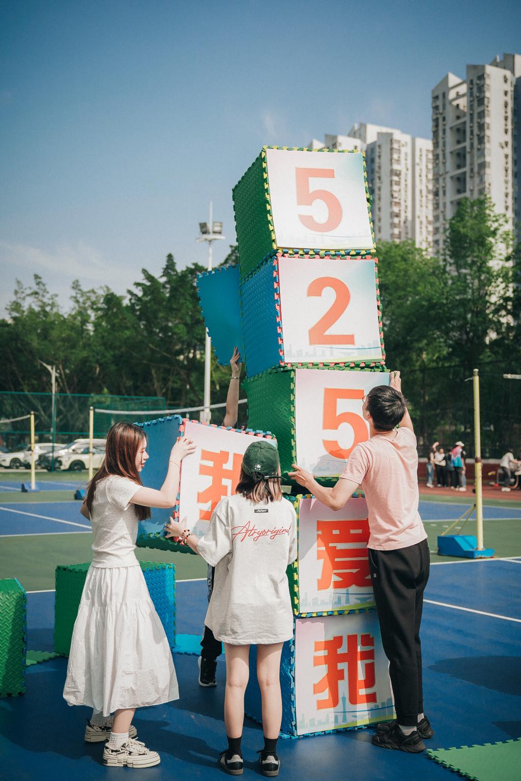 图:同学们积极参加拓展活动2