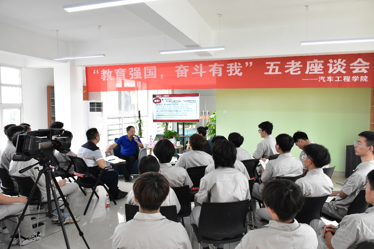 座谈会现场.png