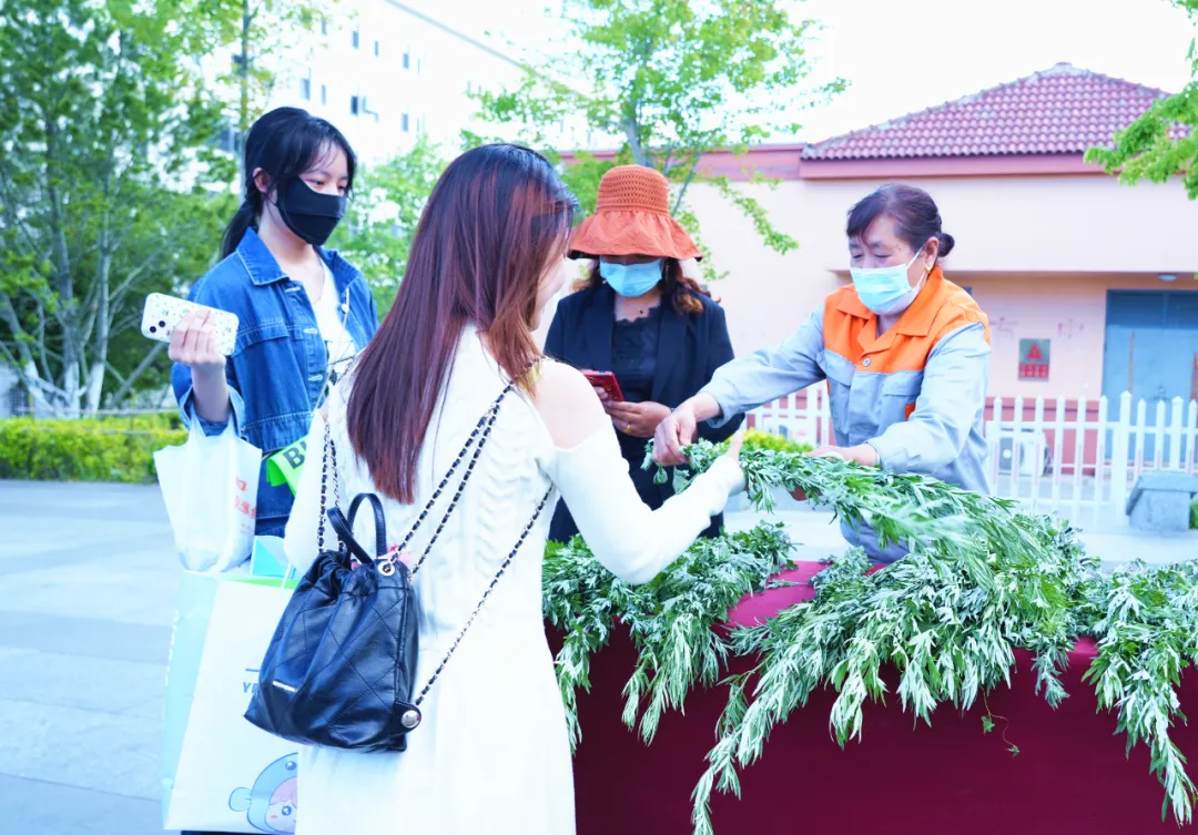 端午时节艾叶香，除了香囊，后勤保障部，还准备了500份艾草，分发给师生，驱疫避虫，祈福纳祥。