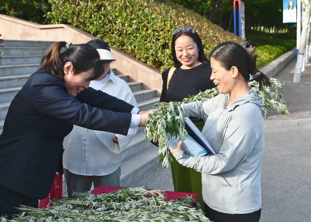 后勤保障部将艾草分发给师生。