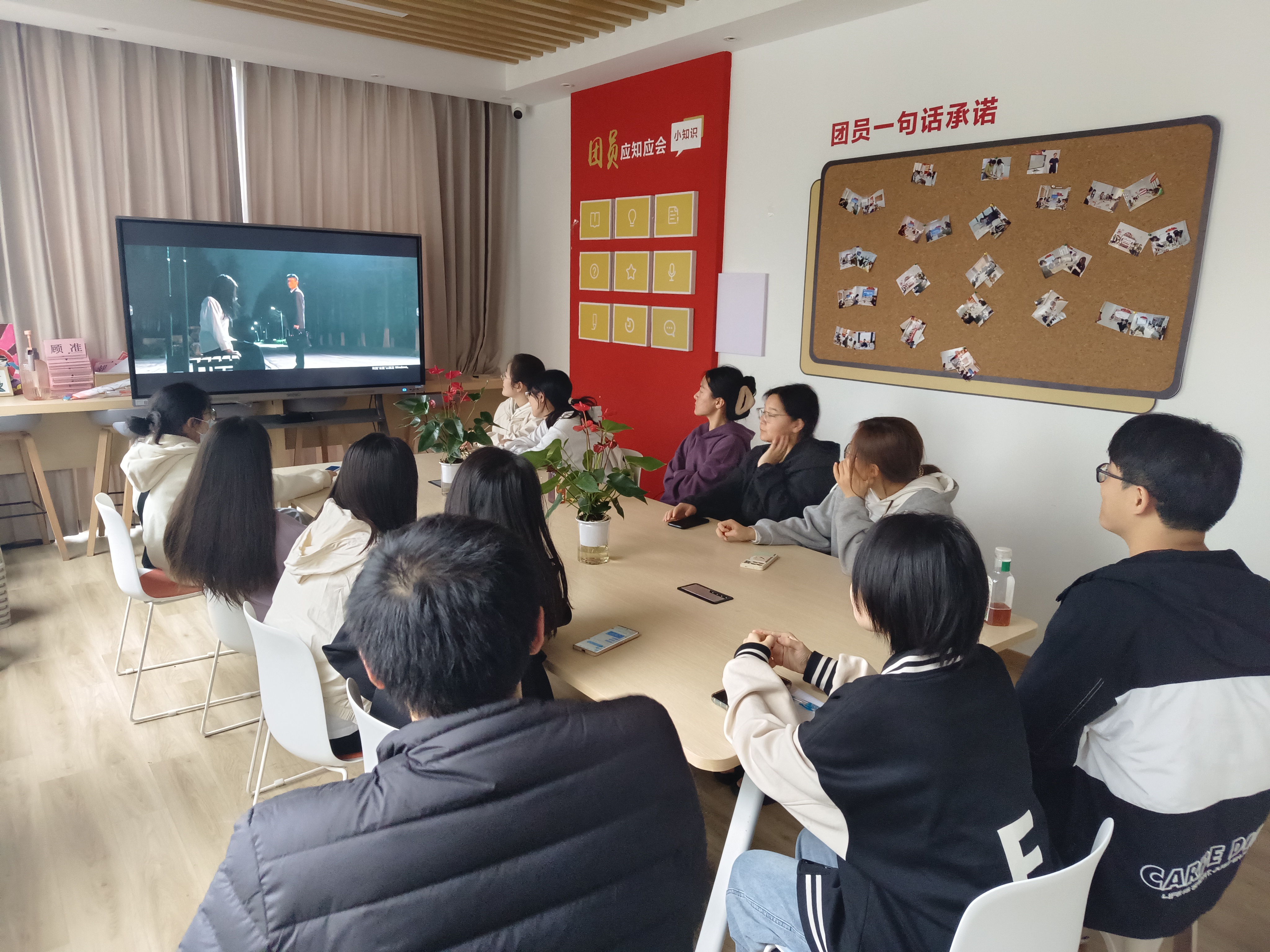 0421生物医药学院举办一站式“忆红色岁月、凝初心力量”主题观影活动.jpg