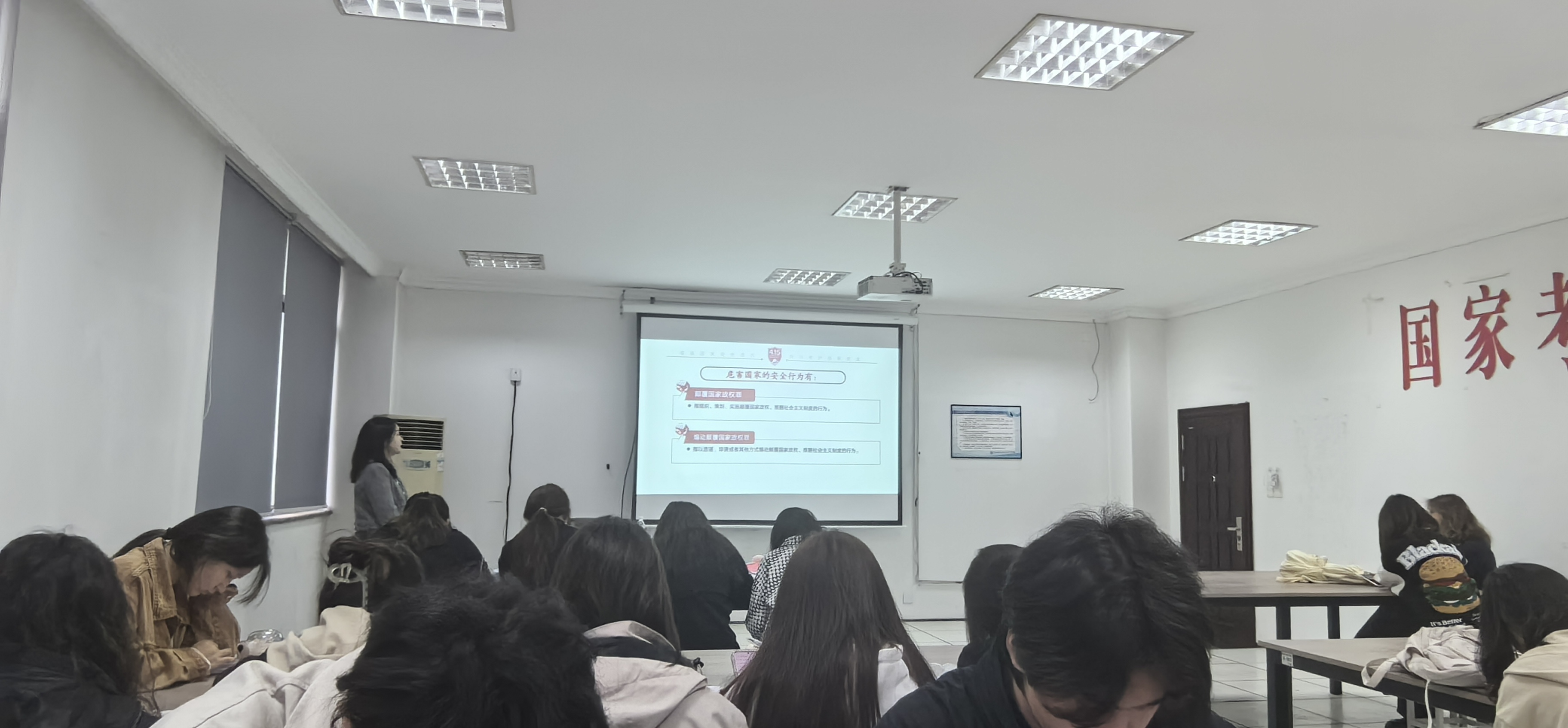 各年级班主任召开班会.jpg