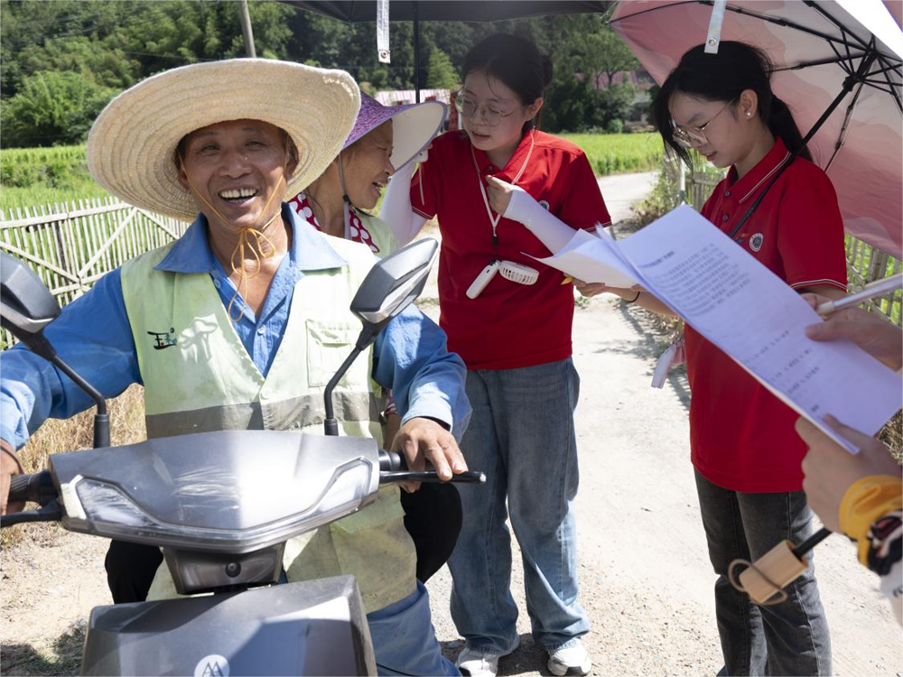 1.志愿者与当地村民愉快交流.png