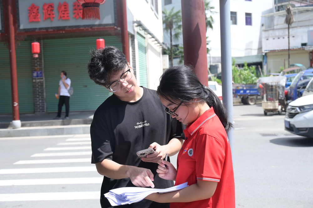 志愿者与当地居民一起填写调查问卷（3）.jpg