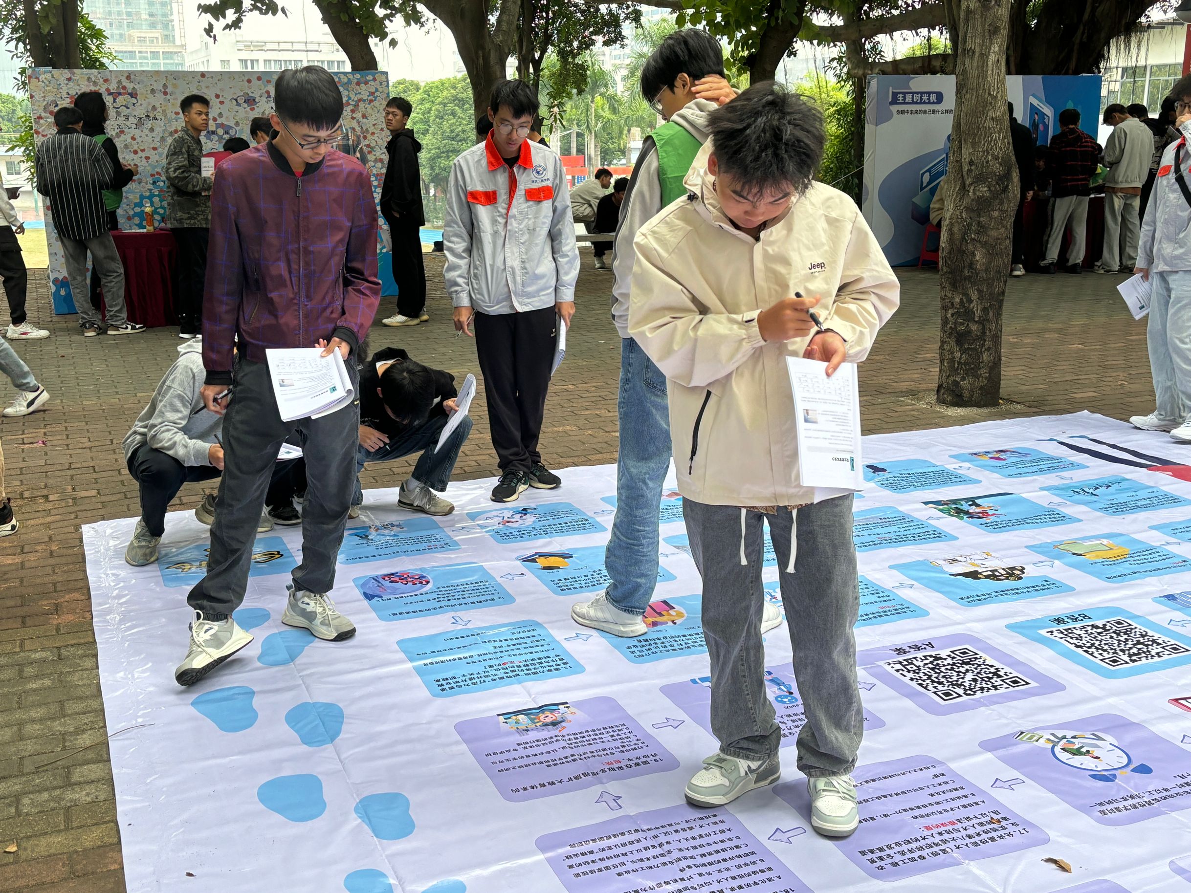 配图1：学生在参加活动中（1）.jpg