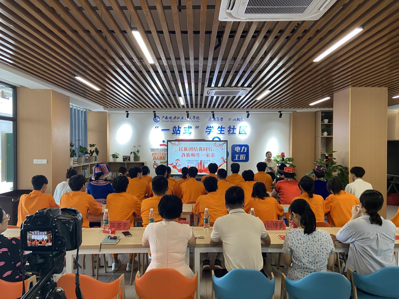 图1 刘皖婧老师主持班会.jpg